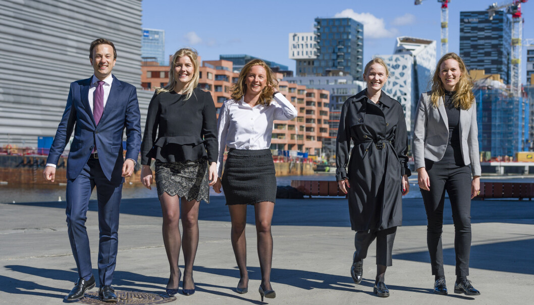 Advokatbladet samlet én advokat med særskilt teknologi-kompetanse fra hvert av de Talentpris-nominerte firmaene til en fotoseanse i hjertet av Oslo sentrum. (F.v.) Svein-Helge Hanken (Wiersholm), Helene Hermansen (Simonsen Vogt Wiig), Katinka Ranberg (Thommessen), Ingeborg V. Aavatsmark (Wikborg Rein), og Beate Kalvøy (Help). Foto: Geir Egil Skog Advokatbladet samlet én advokat med særskilt teknologi-kompetanse fra hvert av de Talentpris-nominerte firmaene til en fotoseanse i hjertet av Oslo sentrum. (F.v.) Svein-Helge Hanken (Wiersholm), Helene Hermansen (Simonsen Vogt Wiig), Katinka Ranberg (Thommessen), Ingeborg V. Aavatsmark (Wikborg Rein), og Beate Kalvøy (Help). Foto: Geir Egil Skog