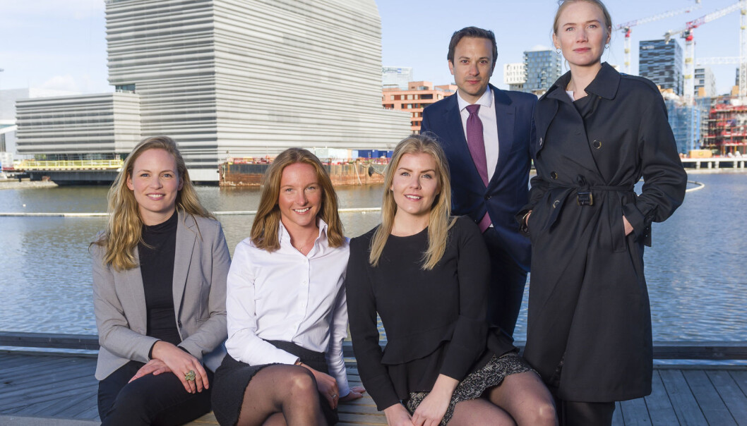 Advokatbladet samlet en ung, talentfull advokat med særskilt teknologi-kompetanse fra hvert av de Talentpris-nominerte firmaene til en fotoseanse i hjertet av Oslo sentrum. (F.v.) Beate Kalvøy (Help), Katinka Ranberg (Thommessen), Helene Hermansen (Simonsen Vogt Wiig), Svein-Helge Hanken (Wiersholm), og Ingeborg V. Aavatsmark (Wikborg Rein). Foto: Geir Egil Skog Advokatbladet samlet en ung, talentfull advokat med særskilt teknologi-kompetanse fra hvert av de Talentpris-nominerte firmaene til en fotoseanse i hjertet av Oslo sentrum. (F.v.) Beate Kalvøy (Help), Katinka Ranberg (Thommessen), Helene Hermansen (Simonsen Vogt Wiig), Svein-Helge Hanken (Wiersholm), og Ingeborg V. Aavatsmark (Wikborg Rein). Foto: Geir Egil Skog