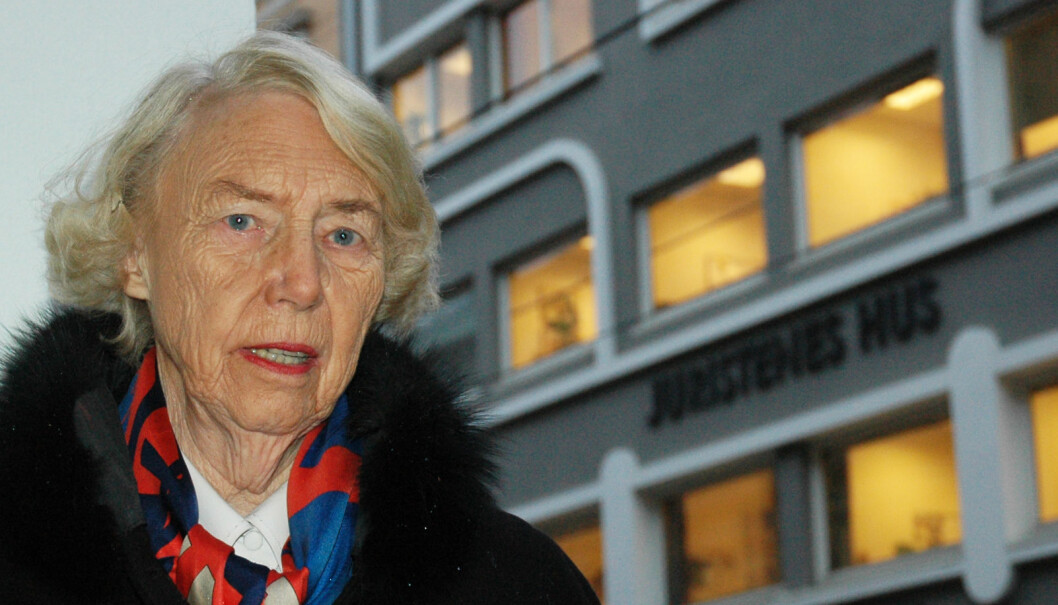 Signe Marie Stray Ryssdal kjempet blant annet for at kvinner skulle få odelsrett på lik linje med menn. Dette bildet er fra 2006, da hun ble intervjuet her i Advokatbladet. Foto: Aina Johnsen Rønning Signe Marie Stray Ryssdal kjempet blant annet for at kvinner skulle få odelsrett på lik linje med menn. Dette bildet er fra 2006, da hun ble intervjuet her i Advokatbladet. Foto: Aina Johnsen Rønning