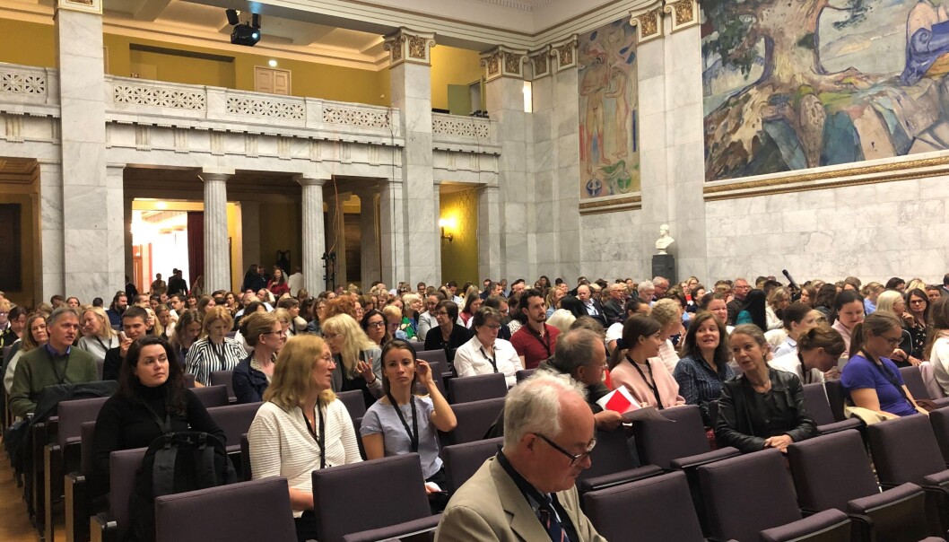 Konferansen åpnet i Universitetets aula i morges, her rett før statssekretær Paul Chaffey gikk på talerstolen for å ønske velkommen. Foto: Thea N. Dahl Konferansen åpnet i Universitetets aula i morges, her rett før statssekretær Paul Chaffey gikk på talerstolen for å ønske velkommen. Foto: Thea N. Dahl