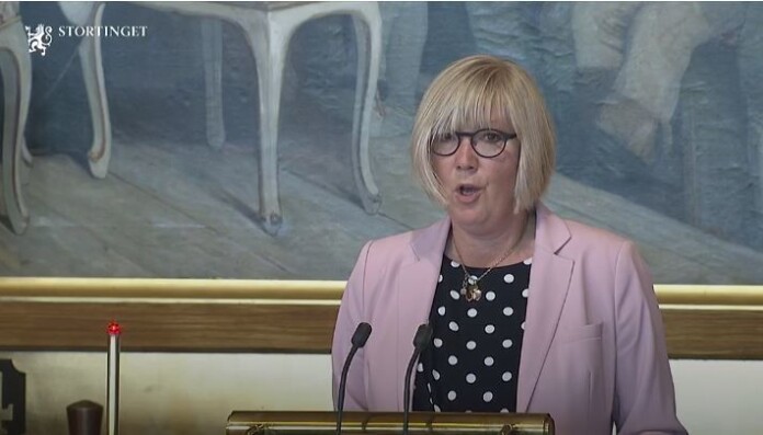 Saksordfører for Høyre, Frida Melvær fra Sogn og Fjordane, mener at lovendringen vil gi større treffsikkerhet for vurderingen av straffefritak. Skjermdump fra Stortinget. Saksordfører for Høyre, Frida Melvær fra Sogn og Fjordane, mener at lovendringen vil gi større treffsikkerhet for vurderingen av straffefritak. Skjermdump fra Stortinget.