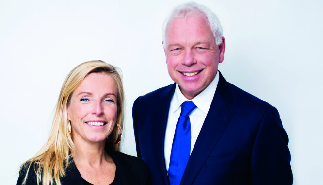 Bas Martens var leder av The Hague Bar fra 2012 til 2015. Suzanne Hendrickx er advokat og rådgiver for Bar association of the Hague. De to rådgir også advokatfirmaer om compliance og risikostyring. Bas Martens var leder av The Hague Bar fra 2012 til 2015. Suzanne Hendrickx er advokat og rådgiver for Bar association of the Hague. De to rådgir også advokatfirmaer om compliance og risikostyring.