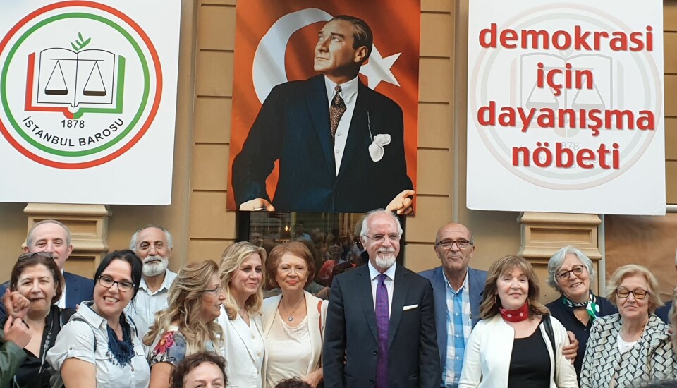 Lederen i Istanbuls advokatforening Mehmet Durakoğlu (i midten med skjegg) på en demokrati-markering i Istanbul. Foreningen støtter ingen bestemte kandidater, men vil overse at valget foregår på en ryddig og demokratisk måte. Foto: Privat