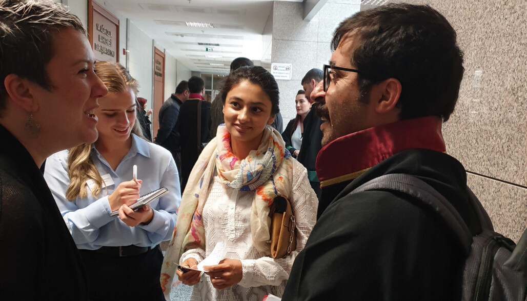 Fra v. Berna Akkizal, tolk og menneskerettsforkjemper, Synøve Glesaaen fra ICJ studentnettverk Bergen, Kiran Aziz fra ICJ Norge og en av de tyrkiske forsvarerne i den rettslige høringen. Foto: Privat Fra v. Berna Akkizal, tolk og menneskerettsforkjemper, Synøve Glesaaen fra ICJ studentnettverk Bergen, Kiran Aziz fra ICJ Norge og en av de tyrkiske forsvarerne i den rettslige høringen. Foto: Privat