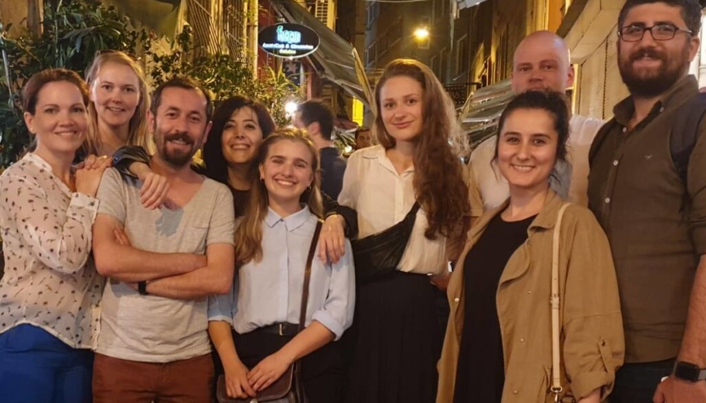 Den norske delegasjonen spiste middag med tre av de tiltalte advokatene. Fra v. Maria H. Jacobsen, Åsne K. Bellika, en av de tiltalte advokatene (navn ukjent), advokat Ayşe Acinikli, Synøve Glesaaen, Kaja Nordby, Johan Ludvig Stang, advokat Huseyin Bogatekin (helt til høyre). Foran til høyre Bogatekins kone. Den norske delegasjonen spiste middag med tre av de tiltalte advokatene. Fra v. Maria H. Jacobsen, Åsne K. Bellika, en av de tiltalte advokatene (navn ukjent), advokat Ayşe Acinikli, Synøve Glesaaen, Kaja Nordby, Johan Ludvig Stang, advokat Huseyin Bogatekin (helt til høyre). Foran til høyre Bogatekins kone.