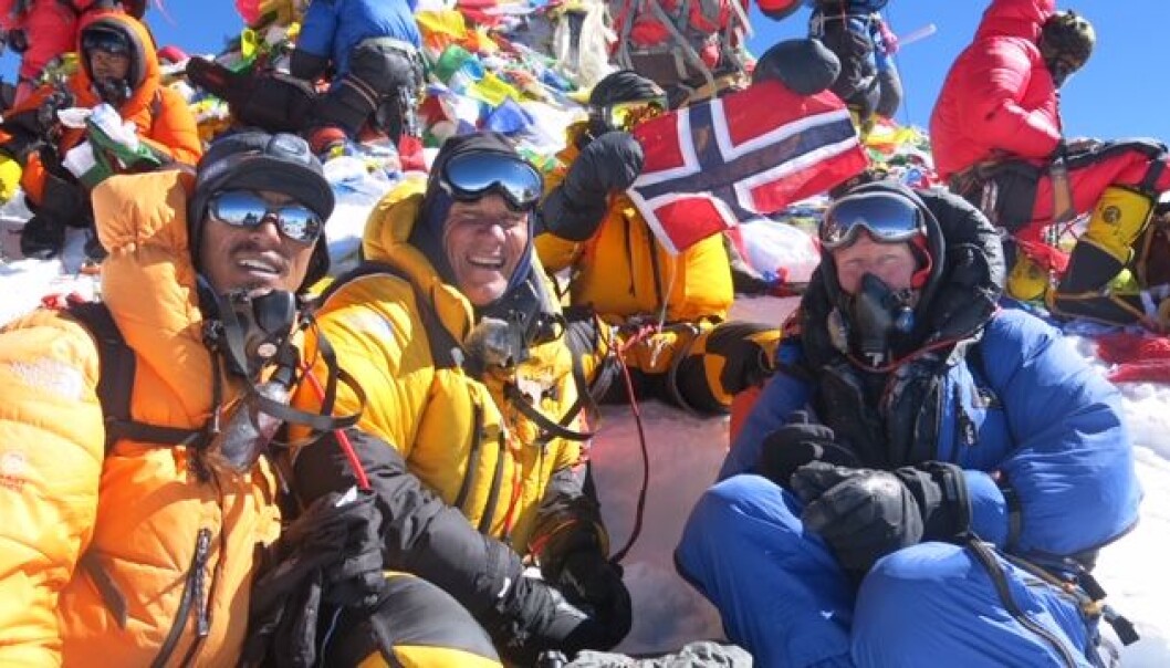 Eilertsen og klatrelag, avbildet på toppen av Mount Everest, 8848 m/oh. Foto: Privat Eilertsen og klatrelag, avbildet på toppen av Mount Everest, 8848 m/oh. Foto: Privat