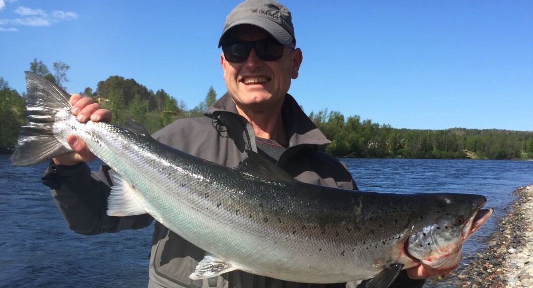 Jørn Eikanger med årets første laks på 10 kilo, fisket 13 juni. Foto: Privat Jørn Eikanger med årets første laks på 10 kilo, fisket 13 juni. Foto: Privat