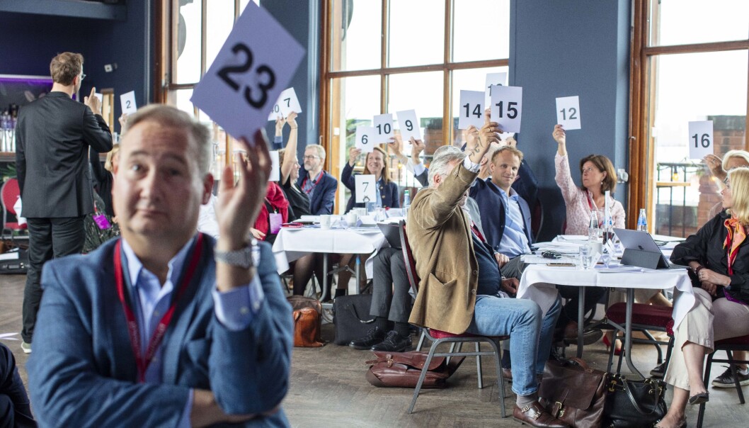 Opprettelsen av arbeidsutvalget ble vedtatt med knappest mulig flertall på årets representantskapsmøte, som ble avholdt på toppen av Folketeaterbygningen på Youngstorget i Oslo den 23.mai. Foran til v. Kyrre Osmundsen, leder av Trøndelag krets. Foto: Monica Kvaale Opprettelsen av arbeidsutvalget ble vedtatt med knappest mulig flertall på årets representantskapsmøte, som ble avholdt på toppen av Folketeaterbygningen på Youngstorget i Oslo den 23.mai. Foran til v. Kyrre Osmundsen, leder av Trøndelag krets. Foto: Monica Kvaale