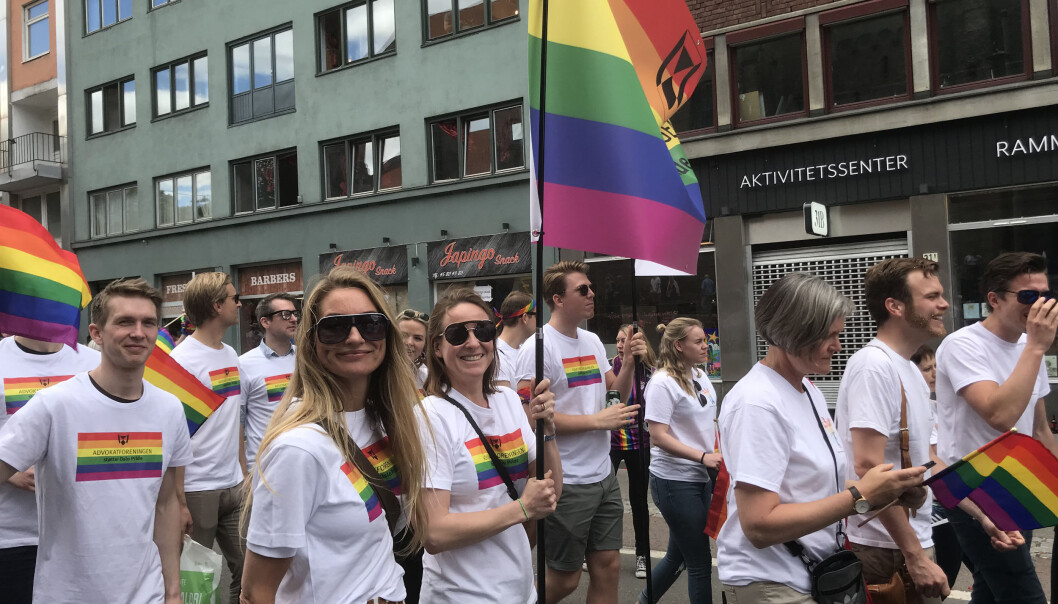 God stemning blant de som gikk bak Advokatforeningens parole i Oslo Pride-paraden. God stemning blant de som gikk bak Advokatforeningens parole i Oslo Pride-paraden.