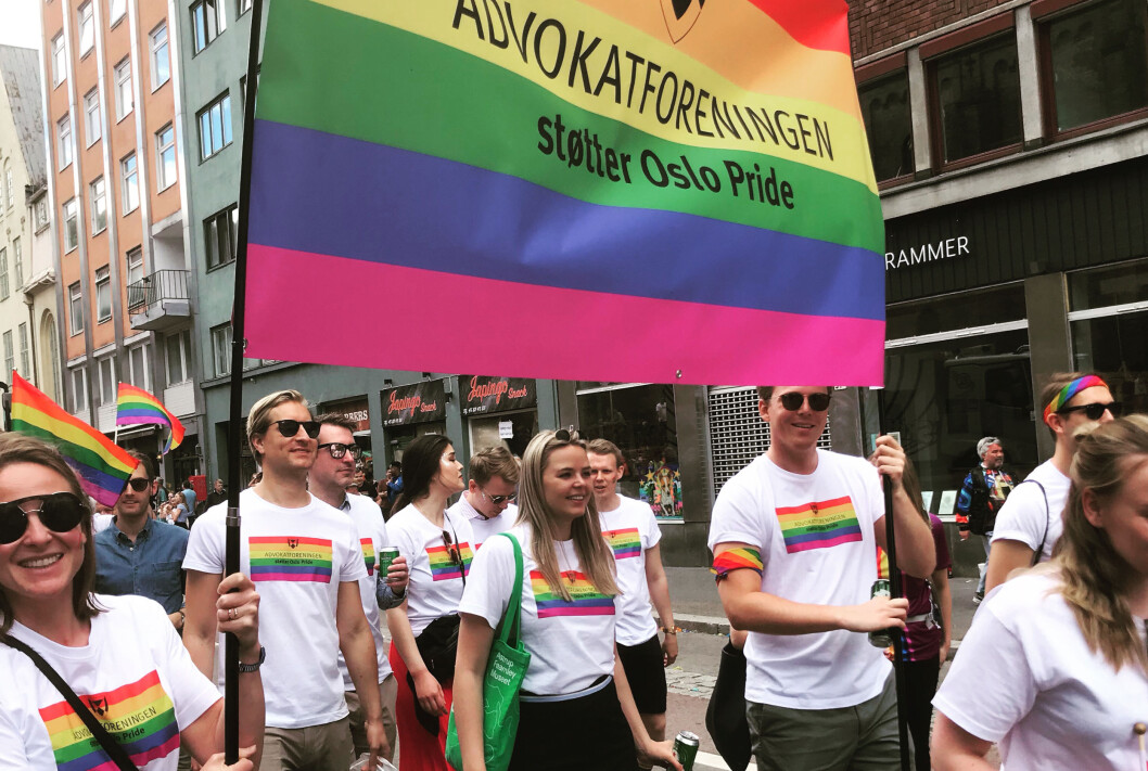 Elden-advokat Nora Hallén (t.v.)var blant advokatene som gikk i paraden. Elden-advokat Nora Hallén (t.v.)var blant advokatene som gikk i paraden.