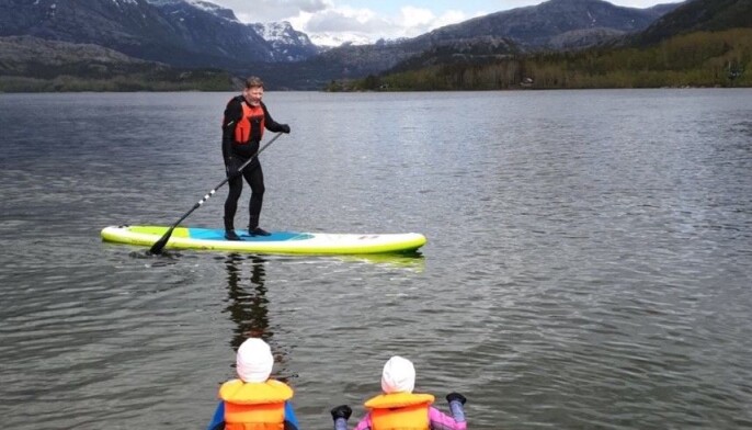 Brettpadling på Vatnevatnet utenfor Bodø med tvillingene Thea og Teodor som tilskuere. Brettpadling på Vatnevatnet utenfor Bodø med tvillingene Thea og Teodor som tilskuere.