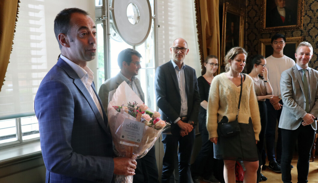 Malcolm Langford (t.v.) tildeles UiOs utdanningspris for 2019. Langford vil i september få prisen på 250.000 kroner for sitt bidrag til å utvikle studentaktiviserende læringsmetoder for jusstudenter, og for å ha lagt til rette for en mer digitalisert utdanning av fakultetets jussutdanning. Til stede var også
Tobias Mahler (UiO), Kristian Skeie (Gyldendal Rettsdata), Christiane Ruenes Hunsbedt (jusstudent)
Merete Nygaard (Lawbotics), Katarina Torgersen (jusstudent), Yuan Pan (jusstudent) og Jon Chr. F Nordrum (UiO). Malcolm Langford (t.v.) tildeles UiOs utdanningspris for 2019. Langford vil i september få prisen på 250.000 kroner for sitt bidrag til å utvikle studentaktiviserende læringsmetoder for jusstudenter, og for å ha lagt til rette for en mer digitalisert utdanning av fakultetets jussutdanning. Til stede var også
Tobias Mahler (UiO), Kristian Skeie (Gyldendal Rettsdata), Christiane Ruenes Hunsbedt (jusstudent)
Merete Nygaard (Lawbotics), Katarina Torgersen (jusstudent), Yuan Pan (jusstudent) og Jon Chr. F Nordrum (UiO).