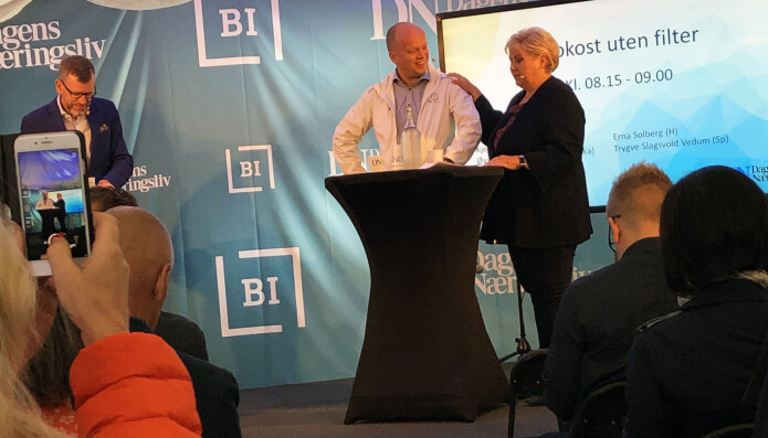 I løpet av Arendalsuka arrangeres det 1250 debatter, og byen venter om lag hundre tusen tilreisende. I morges kommenterte statsminister Erna Solberg og Sp-leder Trygve Slagsvold Vedum gårsdagens partilederdebatt. I løpet av Arendalsuka arrangeres det 1250 debatter, og byen venter om lag hundre tusen tilreisende. I morges kommenterte statsminister Erna Solberg og Sp-leder Trygve Slagsvold Vedum gårsdagens partilederdebatt.