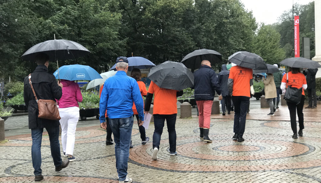 Avgang fra Universitetsplassen i et for anledningen regntungt Oslo. Avgang fra Universitetsplassen i et for anledningen regntungt Oslo.