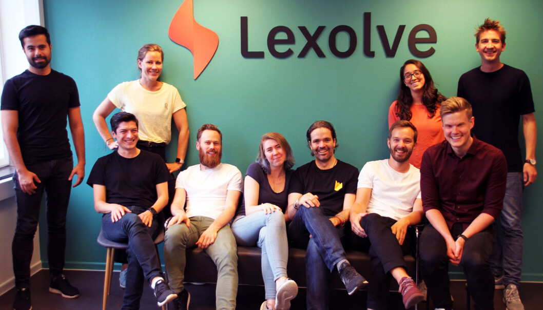 Gjengen i Lawbotics består av (f.v) Ahmet Acer, Merete Nygaard, Maria Paula Botero og Nicholas Leidenfelt. Foran fra venstre: Rodolfo Bunney, Dave Greig, Julie Eldøy, Alexander Schwantes, Kasper Herløv og Leo-Andreas Ervik. Foto: Lawbotics Gjengen i Lawbotics består av (f.v) Ahmet Acer, Merete Nygaard, Maria Paula Botero og Nicholas Leidenfelt. Foran fra venstre: Rodolfo Bunney, Dave Greig, Julie Eldøy, Alexander Schwantes, Kasper Herløv og Leo-Andreas Ervik. Foto: Lawbotics
