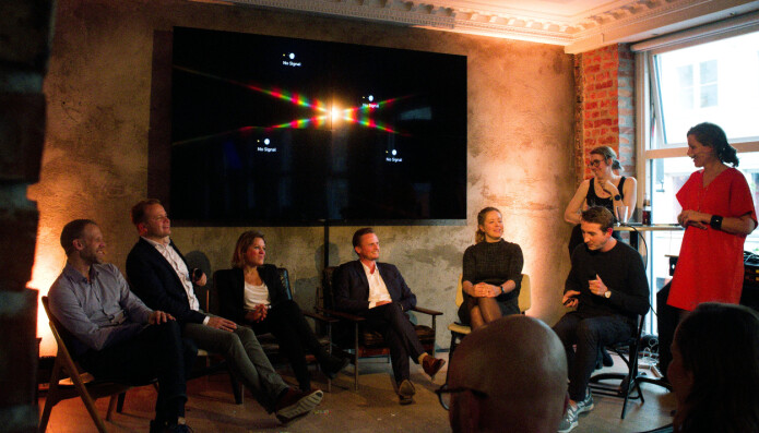 Under lanseringen ble det holdt paneldiskusjon med spørsmål fra publikum. Panelet bestod av Dag Olav Nordem (Folio), Christoffer Vedal (Protector), Heidi Beate Daaland (PwC), Torstein Bjørkgård (Frøysaa & Bjørkgård), Stine Helen Pettersen (Bing Hodneland) og Nicholas Leidenfelt (Lawbotics). Foto: Lawbotics Under lanseringen ble det holdt paneldiskusjon med spørsmål fra publikum. Panelet bestod av Dag Olav Nordem (Folio), Christoffer Vedal (Protector), Heidi Beate Daaland (PwC), Torstein Bjørkgård (Frøysaa & Bjørkgård), Stine Helen Pettersen (Bing Hodneland) og Nicholas Leidenfelt (Lawbotics). Foto: Lawbotics