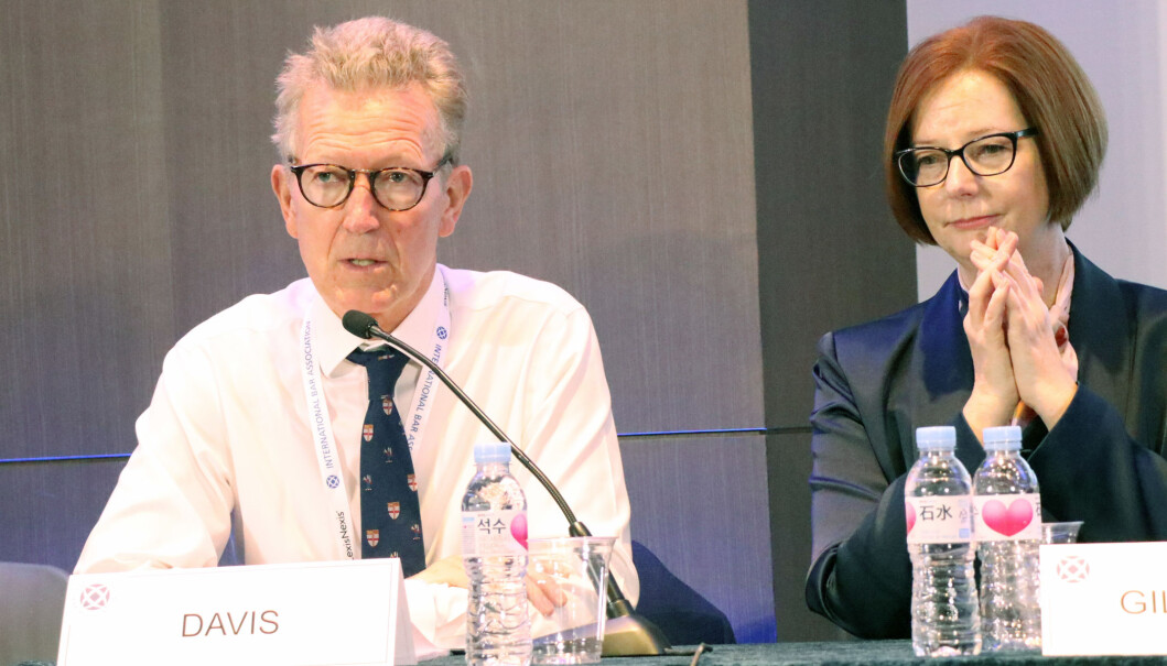 Simon Davis er leder av advokatsamfunnet i England og Wales, og debatterte temaet sammen med blant annet Julia Gillard. Simon Davis er leder av advokatsamfunnet i England og Wales, og debatterte temaet sammen med blant annet Julia Gillard.
