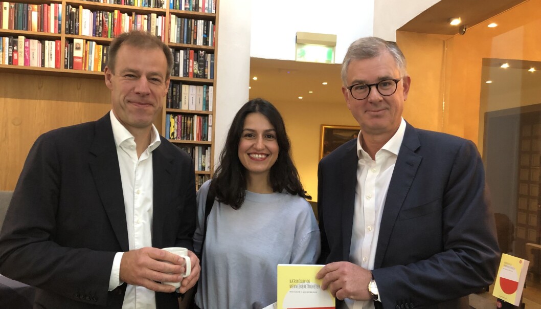 Njål Høstmælingen og Frode Elgesem har skrevet bok om næringsliv og menneskerettigheter. Her med redaktør Neslihan Cin. Njål Høstmælingen og Frode Elgesem har skrevet bok om næringsliv og menneskerettigheter. Her med redaktør Neslihan Cin.
