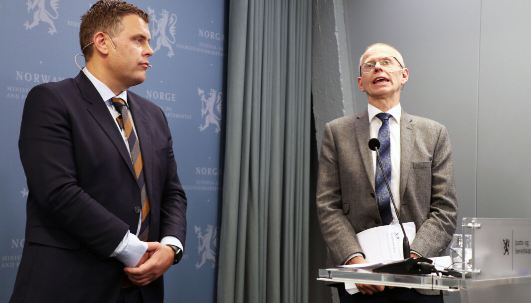 For ett år siden la sorenskriver og kommisjonsleder Yngve Svendsen frem første delrapport for daværende justisiminister Jøran Kallmyr (Frp). For ett år siden la sorenskriver og kommisjonsleder Yngve Svendsen frem første delrapport for daværende justisiminister Jøran Kallmyr (Frp).