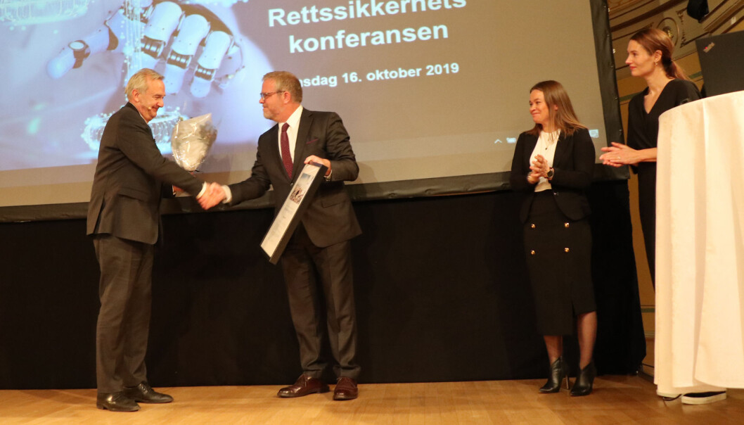 Riksadvokat Tor-Aksel Busch (t.v.) mottok onsdag rettsikkerhetsprisen for 2019 av juryleder Jon Wessel-Aas. Jurymedlemmene Susann Funderud Skogvang og Eirin Eikefjord til høyre. Riksadvokat Tor-Aksel Busch (t.v.) mottok onsdag rettsikkerhetsprisen for 2019 av juryleder Jon Wessel-Aas. Jurymedlemmene Susann Funderud Skogvang og Eirin Eikefjord til høyre.