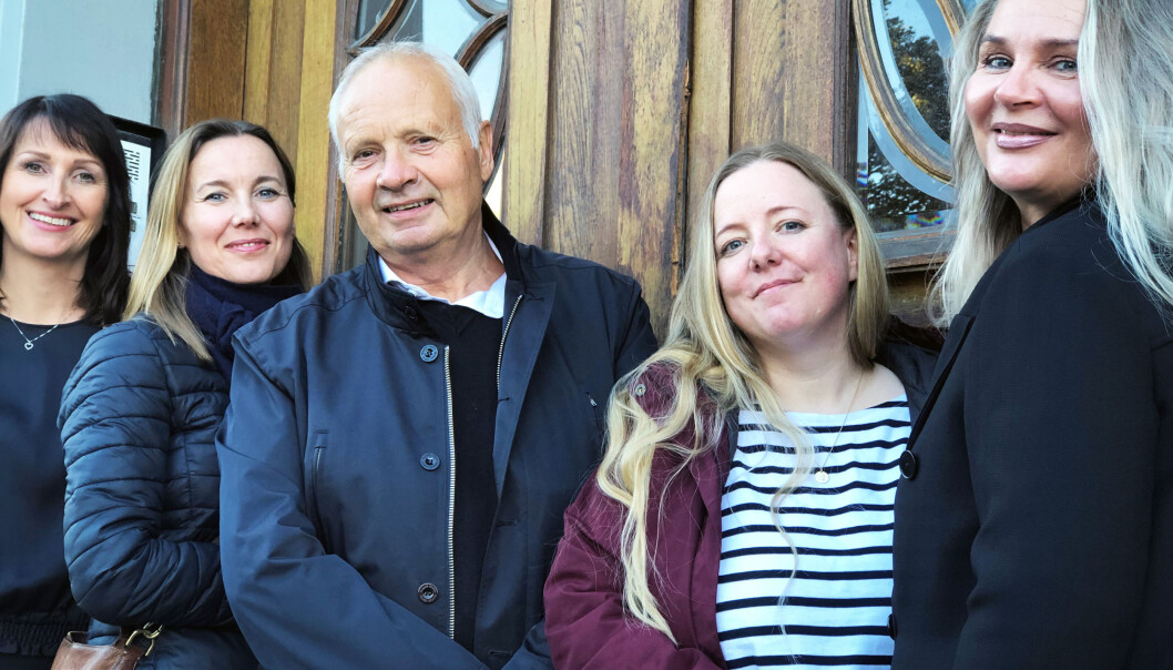 Flere advokater har valgt etablere seg helt utenom firmaene eller de tradisjonelle fellesskapene. Her er et knippe av dem: (f.v) Vibeke Meland, Gunhild Oftedal, Terje Engebretsen, Janne Fjelnseth og Merethe Gulliksen. Flere advokater har valgt etablere seg helt utenom firmaene eller de tradisjonelle fellesskapene. Her er et knippe av dem: (f.v) Vibeke Meland, Gunhild Oftedal, Terje Engebretsen, Janne Fjelnseth og Merethe Gulliksen.