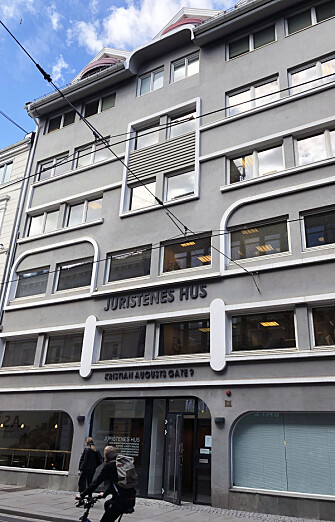 Advokatforeningen eier Juristenes Hus sammen med Juristforbundet. Foreningen har holdt til her siden 1991. Advokatforeningen eier Juristenes Hus sammen med Juristforbundet. Foreningen har holdt til her siden 1991.