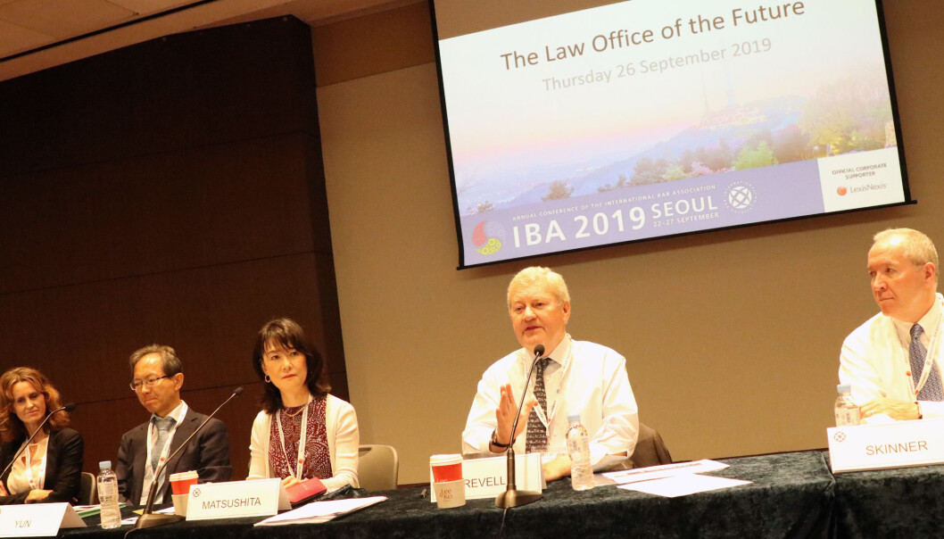 Cecilia Möller Norsted fra Stockholm, Sai Ree Yun fra Seoul, Chie Matsushita fra Tokyo, Stephen Revell fra Singapore, Philip Skinner fra USA diskuterte fremtidens advokatvirksomhet under IBA-festivalen som fant sted i Seoul. Cecilia Möller Norsted fra Stockholm, Sai Ree Yun fra Seoul, Chie Matsushita fra Tokyo, Stephen Revell fra Singapore, Philip Skinner fra USA diskuterte fremtidens advokatvirksomhet under IBA-festivalen som fant sted i Seoul.