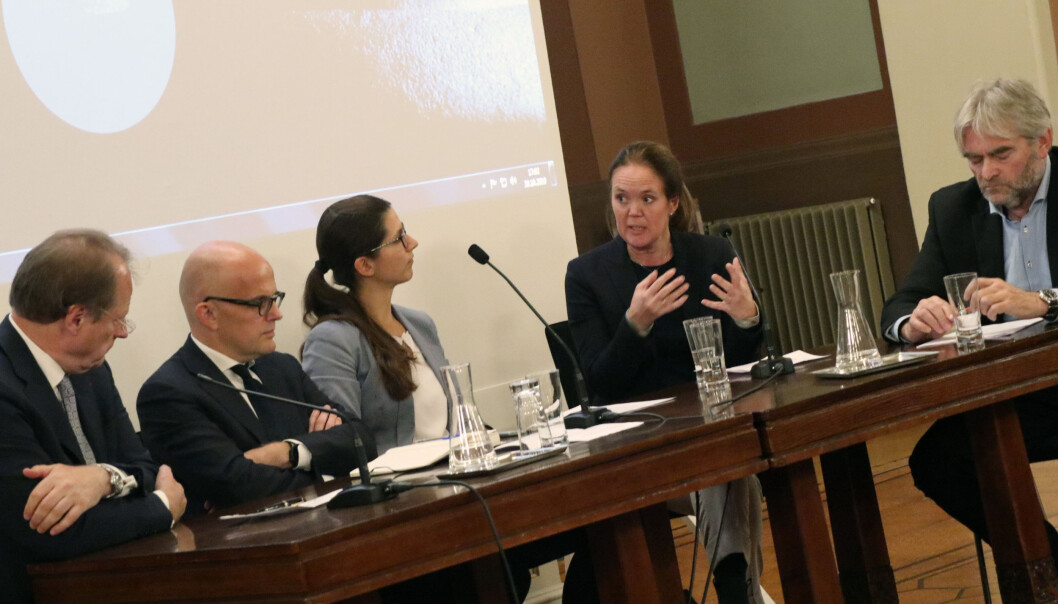 Mads Andenæs, Knut Høivik, Marte Kjørven, Margrethe Buskerud Christoffersen, og professor Ola Mestad deltok i et panel som diskuterte avtalefrihet, regulering og samfunnskontroll. Mads Andenæs, Knut Høivik, Marte Kjørven, Margrethe Buskerud Christoffersen, og professor Ola Mestad deltok i et panel som diskuterte avtalefrihet, regulering og samfunnskontroll.