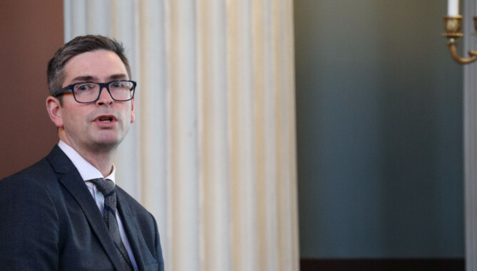 John Asland leder instituttet for privatrett ved Universitetet i Oslo. John Asland leder instituttet for privatrett ved Universitetet i Oslo.