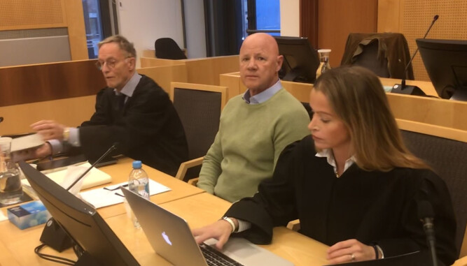 Saken der Jannik Iversen (i midten) ble dømt for utpressing av Kjell Inge Røkke fikk massiv oppmerksomhet tidligere i høst. - Hvis man lar seg påvirke av alt som skjer rundt risikerer man å gjøre en dårligere jobb som advokat. Det har vi vært bevisste på i denne saken, sier Malling. Saken der Jannik Iversen (i midten) ble dømt for utpressing av Kjell Inge Røkke fikk massiv oppmerksomhet tidligere i høst. - Hvis man lar seg påvirke av alt som skjer rundt risikerer man å gjøre en dårligere jobb som advokat. Det har vi vært bevisste på i denne saken, sier Malling.