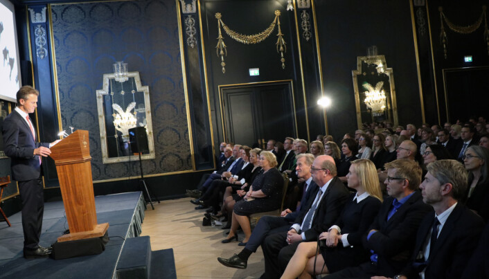 Også mediene fikk kritikk under Advokatforeningens årstale. - Jeg mener at media kan bli bedre i omtalen av frifinnende dommer. Mistankene og anklagene fyller avissidene og TV-skjermene i dagevis – mens frifinnelsen forbigås i mer beskjedne former, sa han. Også mediene fikk kritikk under Advokatforeningens årstale. - Jeg mener at media kan bli bedre i omtalen av frifinnende dommer. Mistankene og anklagene fyller avissidene og TV-skjermene i dagevis – mens frifinnelsen forbigås i mer beskjedne former, sa han.