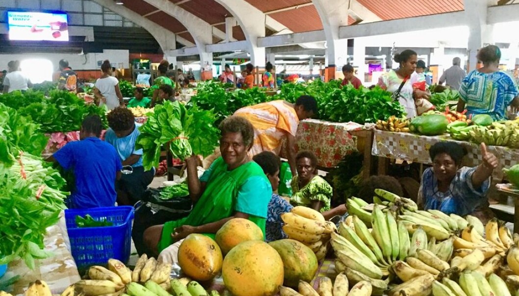 «Mamas Market» i Port Vila er alltid åpent. Kvinner fra alle øyene kommer i sine særegne, fargerike kjoler for å selge sesongens grønnsaker og frukt. Foto: Privat/@nesheimanne «Mamas Market» i Port Vila er alltid åpent. Kvinner fra alle øyene kommer i sine særegne, fargerike kjoler for å selge sesongens grønnsaker og frukt. Foto: Privat/@nesheimanne
