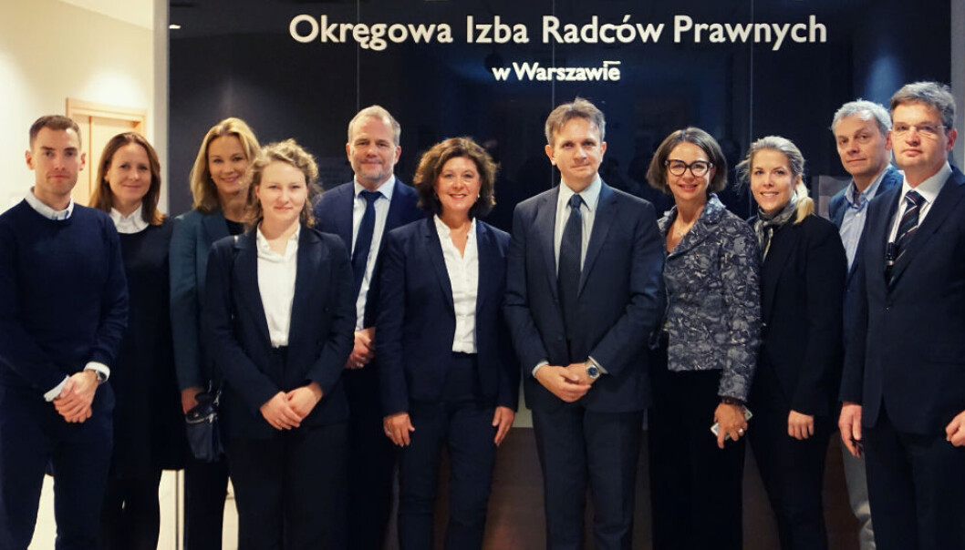Magnus Brekke Svanberg, Nora Hallén, Elsa Charlotte Gil, Aurora Lindeland Geelmuyden, Lars Berge Andersen, Else-Marie Merckoll, Piotr Wieczorkiewicz, leder av Foreign Affairs Committee i Warsaw Bar Association, Anette Mellbye, Hege Moljord, Petter Mandt og Trygve Staff Magnus Brekke Svanberg, Nora Hallén, Elsa Charlotte Gil, Aurora Lindeland Geelmuyden, Lars Berge Andersen, Else-Marie Merckoll, Piotr Wieczorkiewicz, leder av Foreign Affairs Committee i Warsaw Bar Association, Anette Mellbye, Hege Moljord, Petter Mandt og Trygve Staff