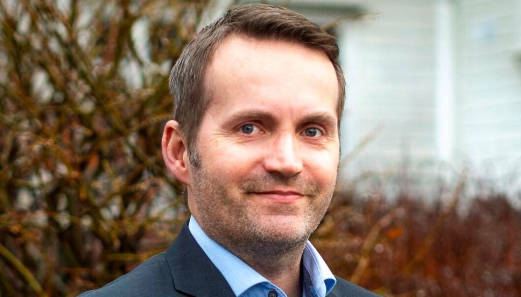 Sigmund Simonsen har skrevet bok om når, og på hvilke vilkår, militær makt kan brukes. Sigmund Simonsen har skrevet bok om når, og på hvilke vilkår, militær makt kan brukes.