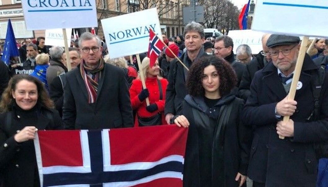 Advokater og dommere fra store deler av Europa, deriblant Norge, gav sin støtte til kampen for rettsikkerheten i Polen lørdag ettermiddag. Advokater og dommere fra store deler av Europa, deriblant Norge, gav sin støtte til kampen for rettsikkerheten i Polen lørdag ettermiddag.