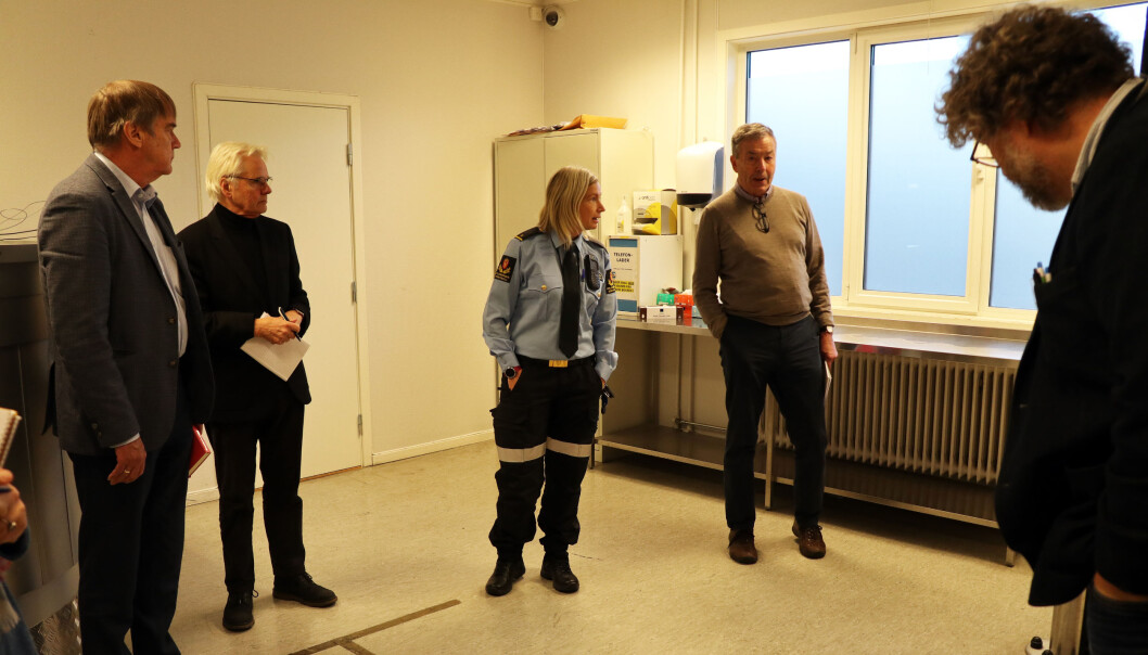 Ved internering blir alle medbragte eiendeler registrert, verdisaker plassert i en beholder og den nyankomne blir kroppsvisitert naken. Man kan også registrere telefonnumre til senere bruk om ønskelig. Her ser vi Svein Aarseth og Bjørn O. Hoftvedt fra Legeforeningen, samt Advokatforeningens Arne Gunnar Aas sammen med en av de ansatte. Ved internering blir alle medbragte eiendeler registrert, verdisaker plassert i en beholder og den nyankomne blir kroppsvisitert naken. Man kan også registrere telefonnumre til senere bruk om ønskelig. Her ser vi Svein Aarseth og Bjørn O. Hoftvedt fra Legeforeningen, samt Advokatforeningens Arne Gunnar Aas sammen med en av de ansatte.