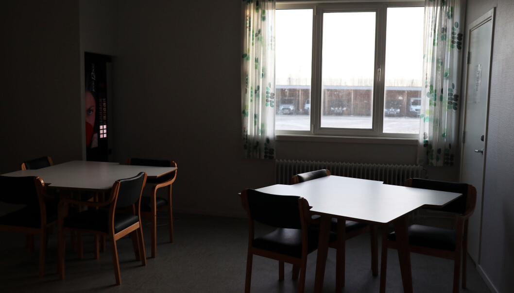 Om lag 70 prosent av de internerte sitter mindre enn 72 timer. Personer som blir værende mer enn to uker ansees som «langtidssittere». På de to besøksrommene er det ingen begrensinger for hvor ofte de internerte kan få gjester så lenge rommene er ledige. Om lag 70 prosent av de internerte sitter mindre enn 72 timer. Personer som blir værende mer enn to uker ansees som «langtidssittere». På de to besøksrommene er det ingen begrensinger for hvor ofte de internerte kan få gjester så lenge rommene er ledige.