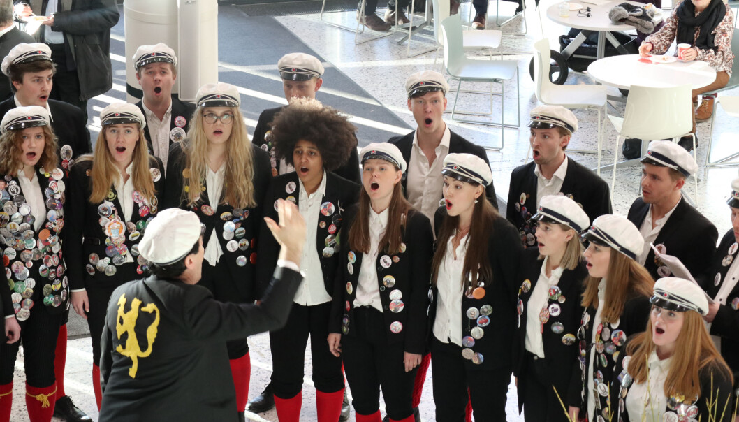 Chorus Mixtus innviet det nye fakultetsbygget med en medley av Karpe Diem-sanger. Chorus Mixtus innviet det nye fakultetsbygget med en medley av Karpe Diem-sanger.