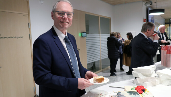 Professor og initiativtager til flyttingen Hans Petter Graver hadde god grunn til å feire med kake under den offisielle åpningen. Professor og initiativtager til flyttingen Hans Petter Graver hadde god grunn til å feire med kake under den offisielle åpningen.