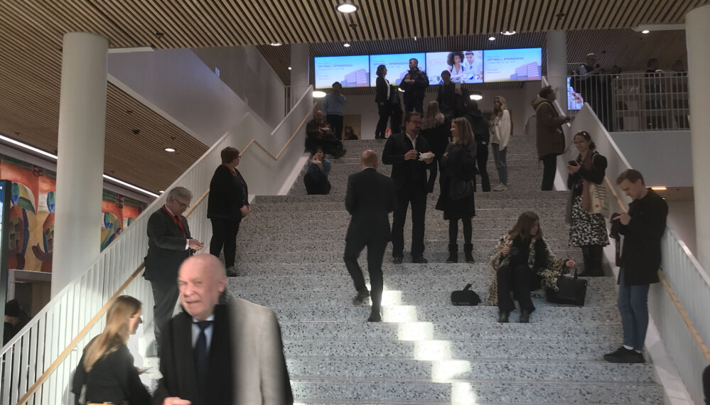 Det første som møter de besøkende i det nye bygget er en stor steintrapp. Det første som møter de besøkende i det nye bygget er en stor steintrapp.