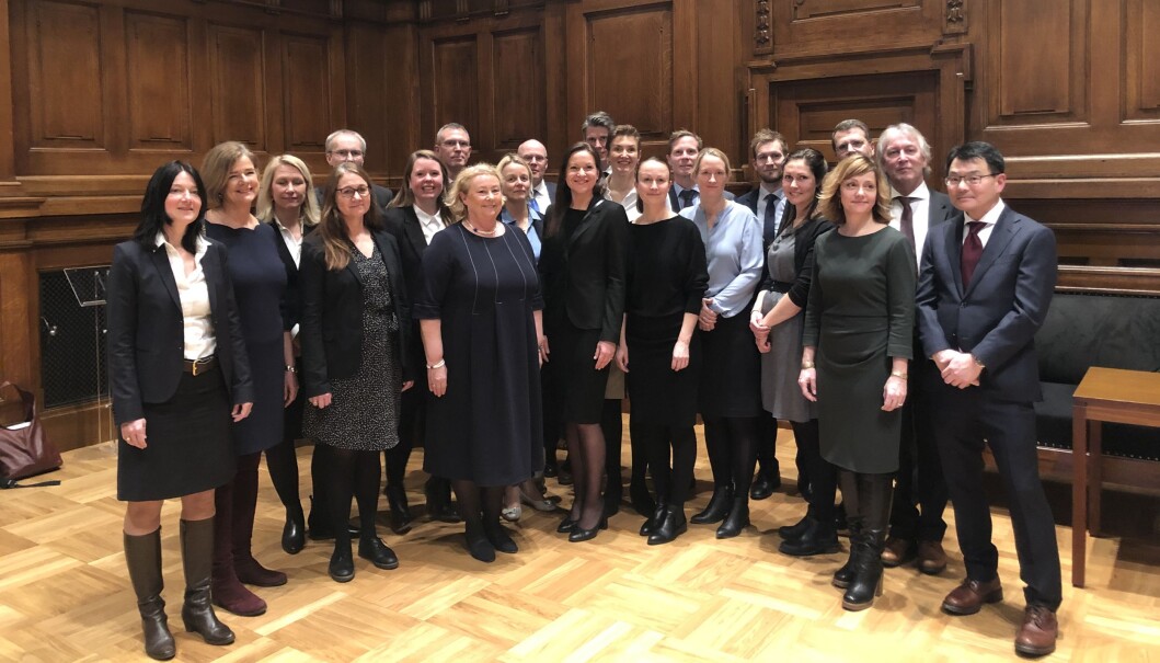 Her er 21 av advokatene sammen med justitiarius Toril Marie Øie. Her er 21 av advokatene sammen med justitiarius Toril Marie Øie.