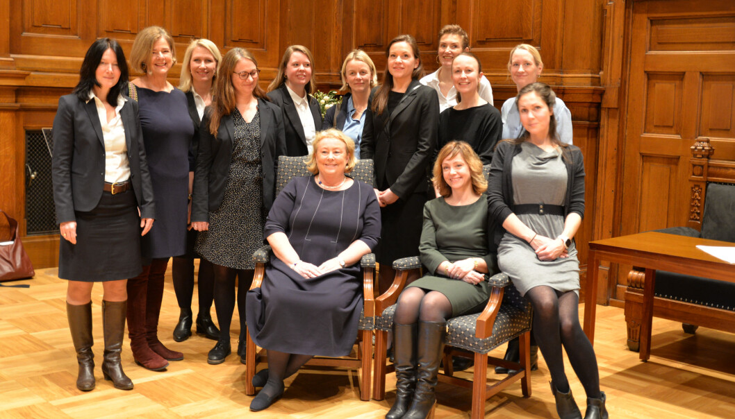 Tolv av de tretten nye kvinnelige møterettsadvokatene sammen med justitiarius Toril Marie Øie. Tolv av de tretten nye kvinnelige møterettsadvokatene sammen med justitiarius Toril Marie Øie.