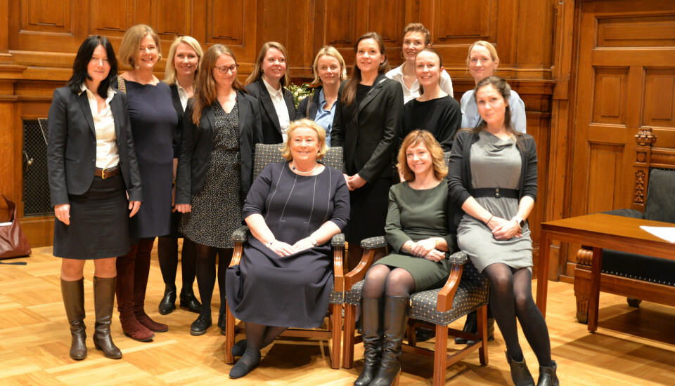 Tolv av de tretten nye kvinnelige møterettsadvokatene sammen med justitiarius Toril Marie Øie.