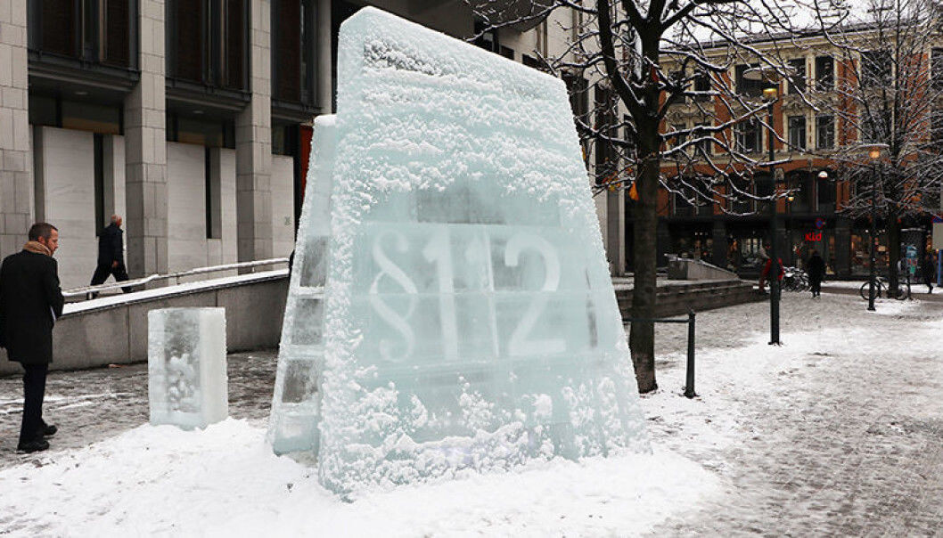Sympatisører av Greenpeace og Natur og Ungdom lagde en isskulptur utenfor Oslo tinghus under første rettsrunde. Sympatisører av Greenpeace og Natur og Ungdom lagde en isskulptur utenfor Oslo tinghus under første rettsrunde.