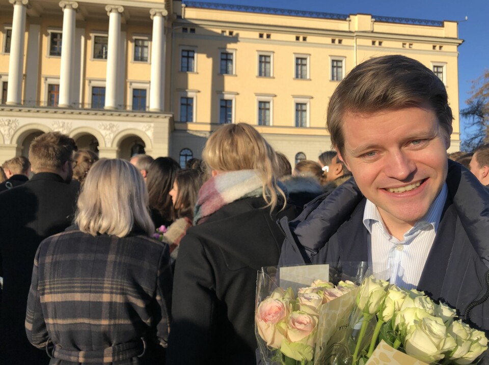 Stortingsrepresentant Peter Frølich ventet i kø på Slottsplassen for å dele ut blomster til nyutnevnt justisminister Monica Mæland. Foto: Nina Schmidt