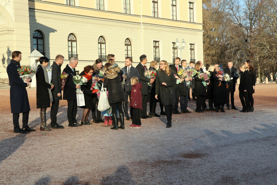 Den nye regjeringen samlet på Slottsplassen i formiddag. Foto: Thea N. Dahl