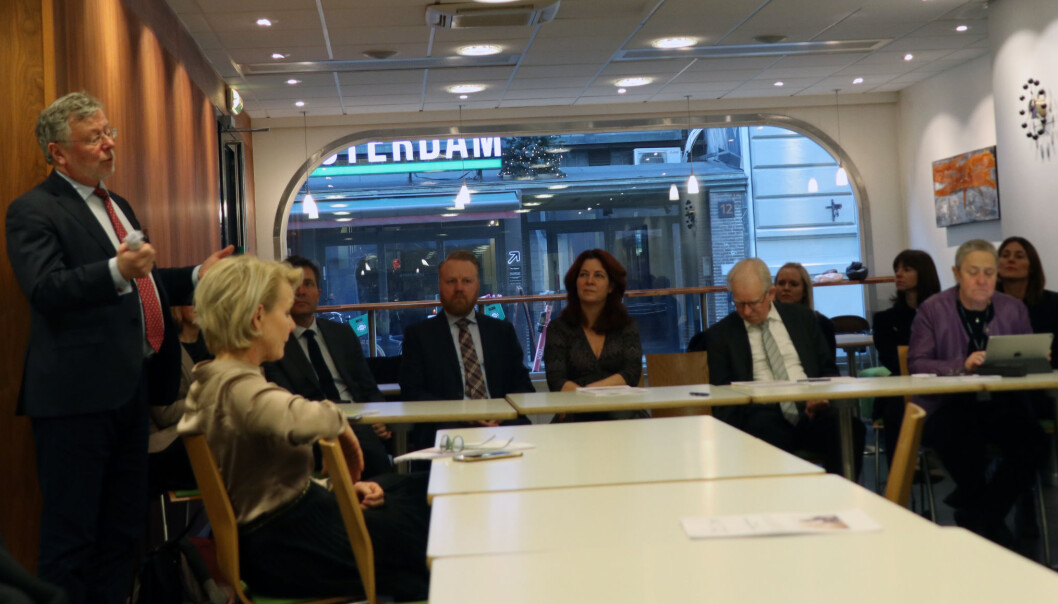 De nye retningslinjene ble presentert på et arrangement i Oslo nylig. Fra venstre leder i Dommerforeningen Wiggo Storhaug Larssen, advokat Christian B. Hjort, Tonje Tønder, Hans Petter Jahre og Anne Margrethe Lund. Foran Merete Smith. De nye retningslinjene ble presentert på et arrangement i Oslo nylig. Fra venstre leder i Dommerforeningen Wiggo Storhaug Larssen, advokat Christian B. Hjort, Tonje Tønder, Hans Petter Jahre og Anne Margrethe Lund. Foran Merete Smith.