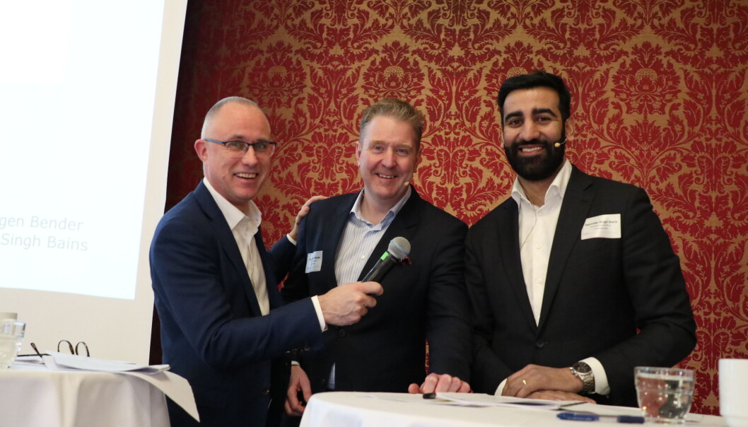 Tarjei Thorkildsen (t.v.) slo av en prat med Hans Jørgen Bender fra Selmer, og Rajvinder Bains fra BAHR før de to sistnevnte skulle på scenen for å prate om konkurranseklausuler. Tarjei Thorkildsen (t.v.) slo av en prat med Hans Jørgen Bender fra Selmer, og Rajvinder Bains fra BAHR før de to sistnevnte skulle på scenen for å prate om konkurranseklausuler.