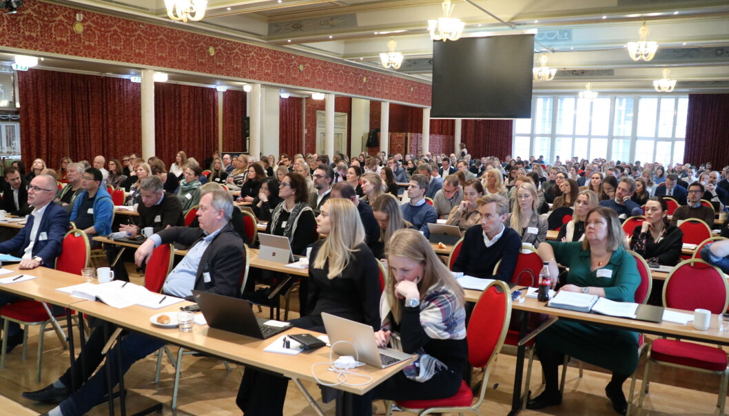 Advokater så langt øyet kan se i salen. Advokater så langt øyet kan se i salen.