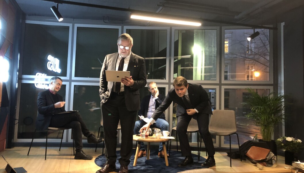 – For oss er dette seminaret starten på et prosjekt, vi håper på mange innspill, sa Jon Wessel-Aas. Til v. debattleder Aslak Bonde, til h. Halvor E. Sigurdsen og Peter Frølich. – For oss er dette seminaret starten på et prosjekt, vi håper på mange innspill, sa Jon Wessel-Aas. Til v. debattleder Aslak Bonde, til h. Halvor E. Sigurdsen og Peter Frølich.